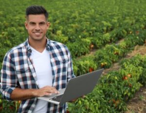 joven agricultor con portatil