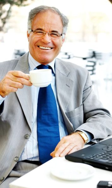 cliente feliz wifextel con un portátil y tomando un café