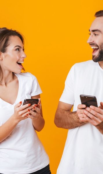 pareja alegria movil